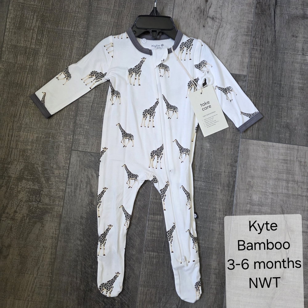 Kyte BABY Bamboo Giraffe Print Footie - White and Gray